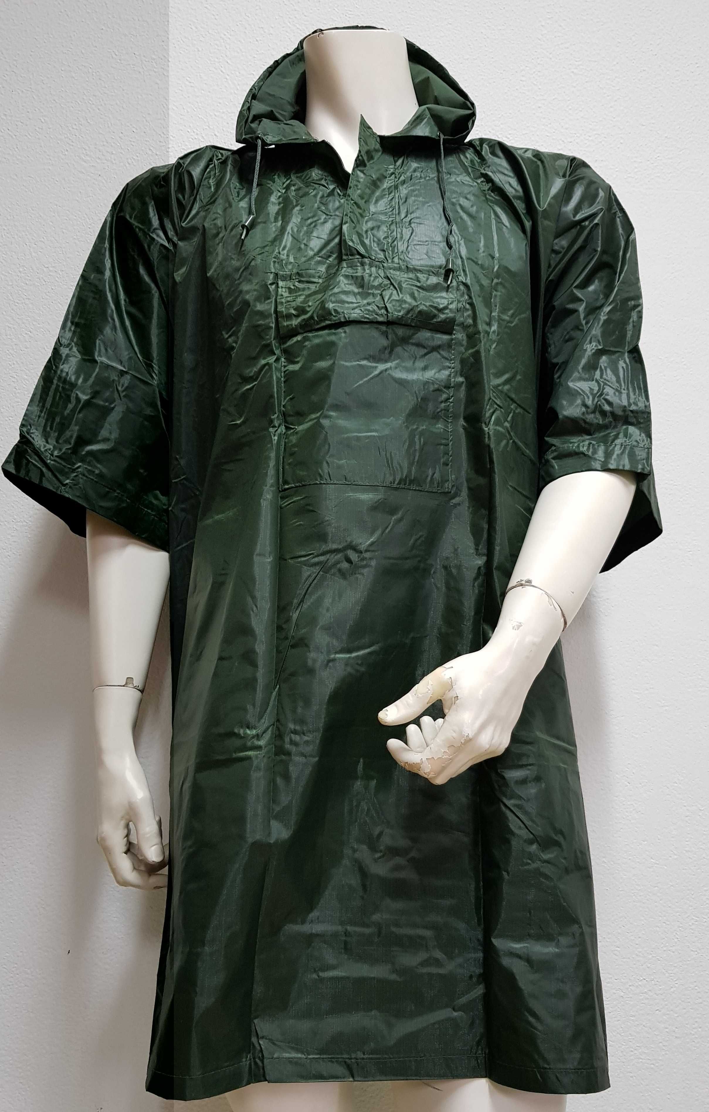 Poncho verde em PVC - com capuz e bolso.