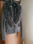 Sweter czarny z futrzanym kołnierzem