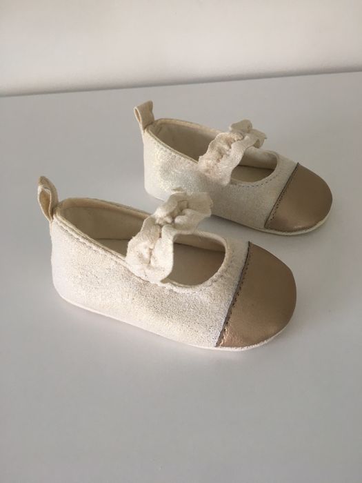 Sapatos em cor pérola e dourado, como novos.