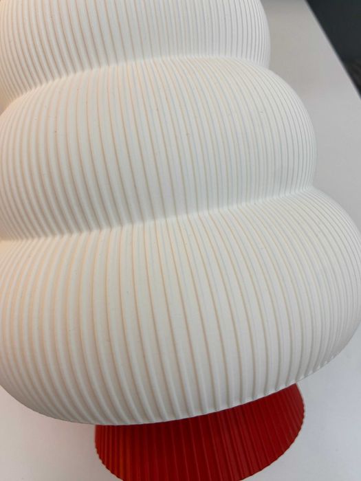 Nowoczesna lampka – unikatowa, handmade, biało-czerwona elegancja