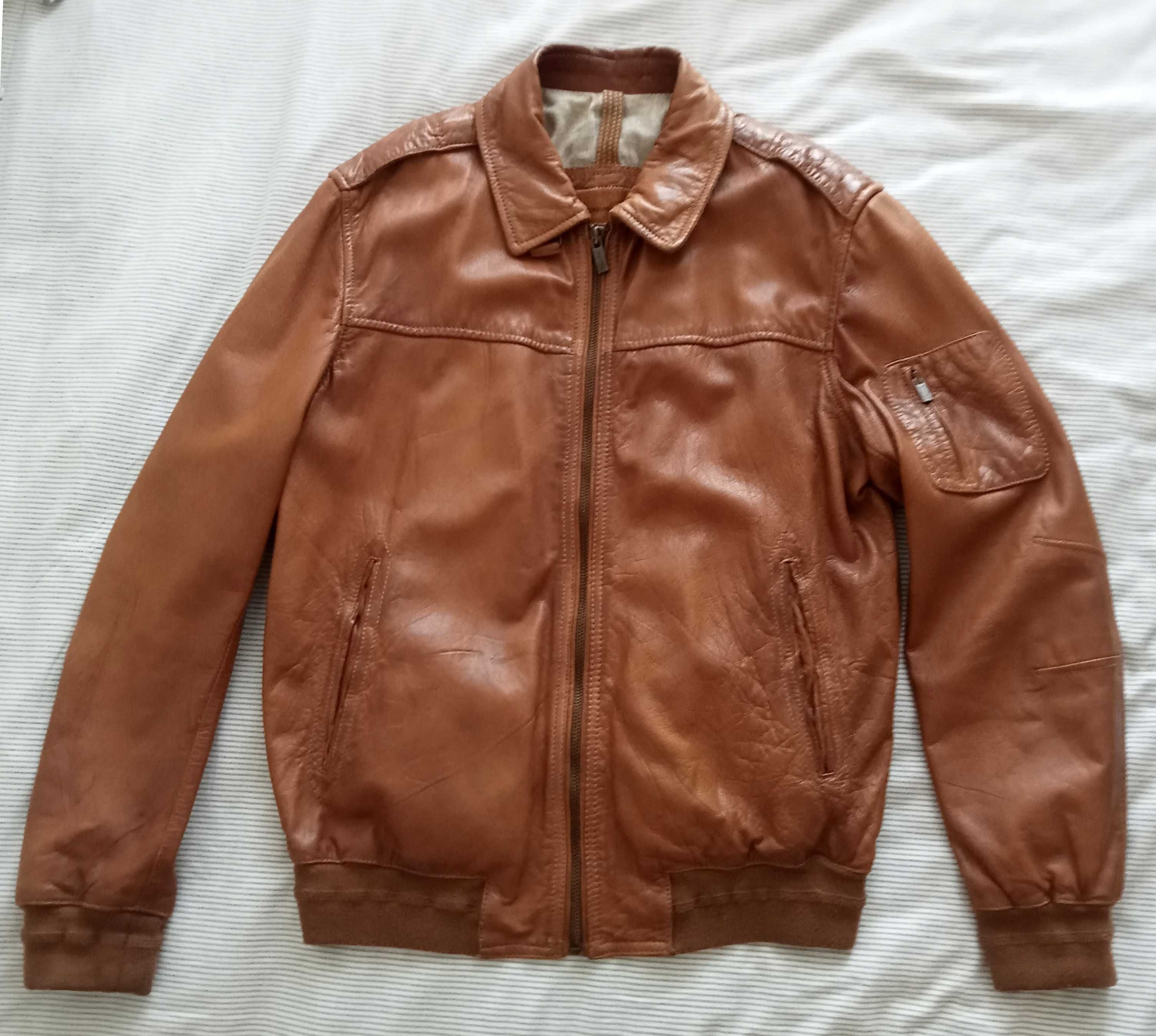 Casaco de couro Massimo Dutti, cor de mel, forrado a tecido.