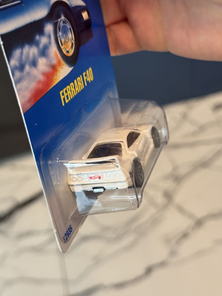 Hot Wheels FERRARI F40 potęga! Biała, otwierana klapa, 34 lata model