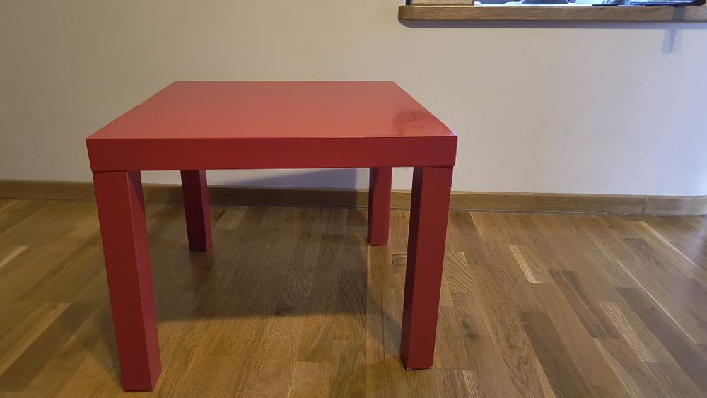 czerwony stolik dla dzieci