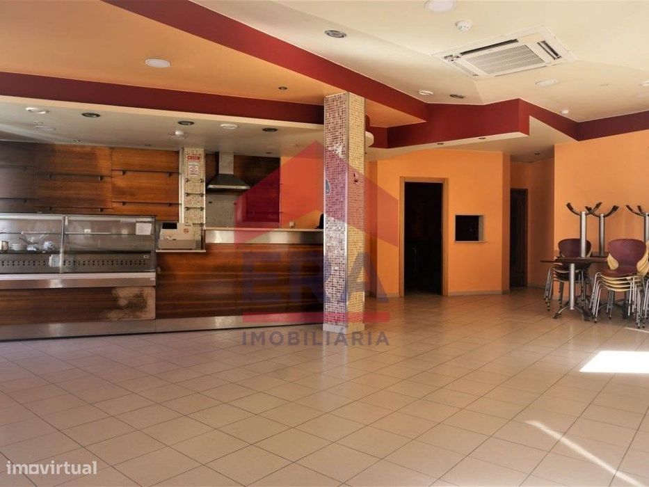 Espaço comercial de restauração e bebidas no centro do Olho Marinho