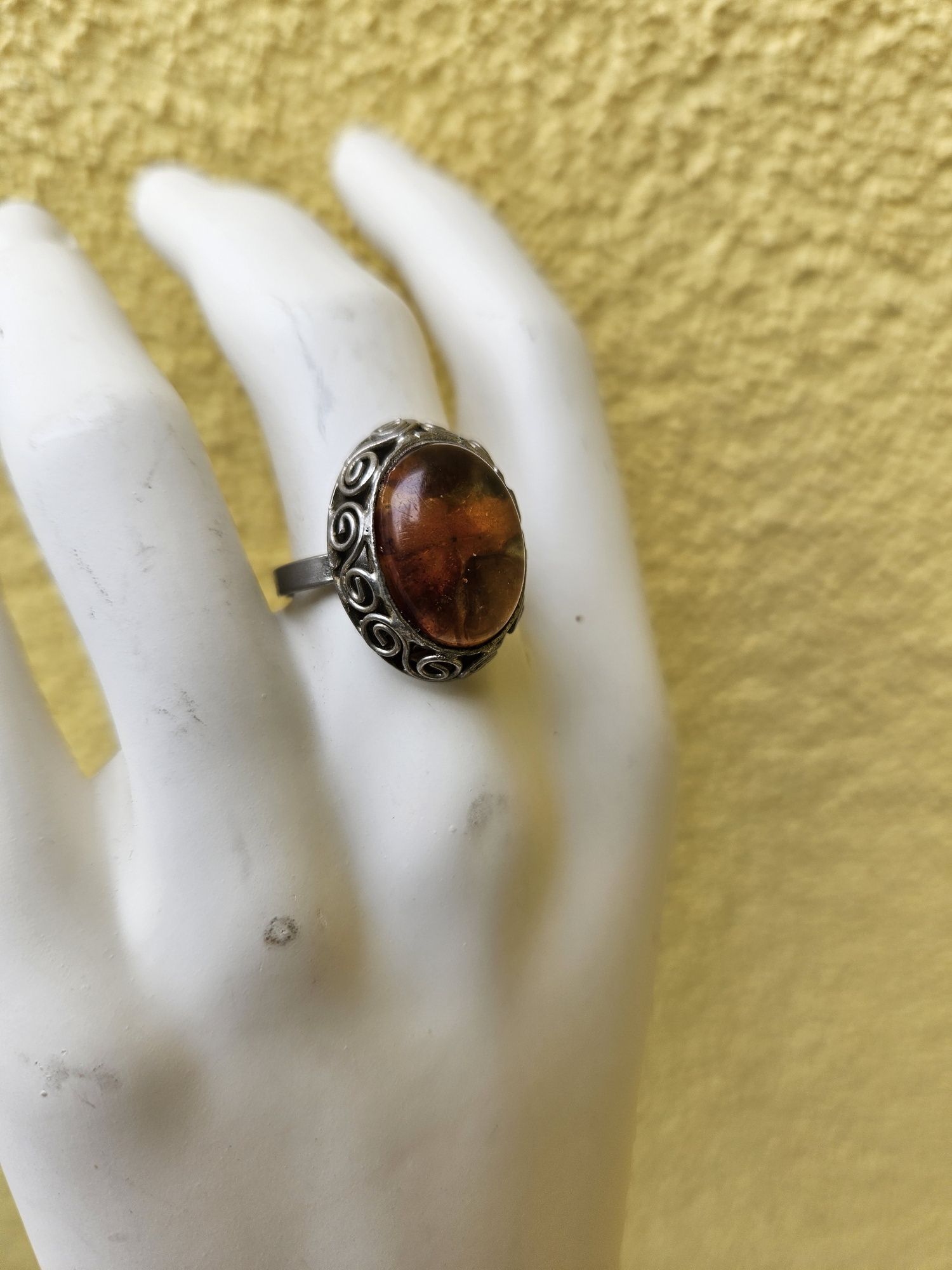 Stary pierścionek z kamieniem