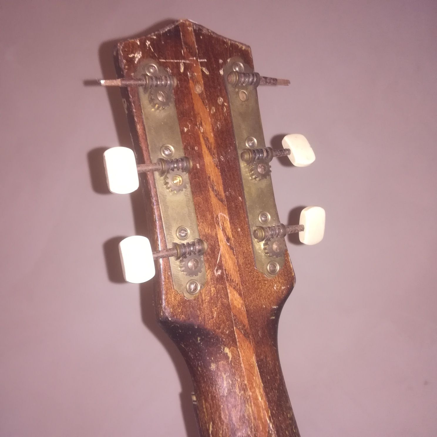 Stara gitara parlol