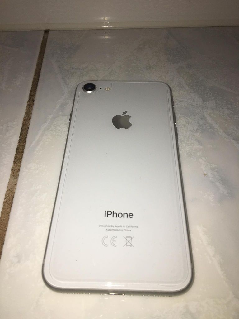 iPhone 8 64gb 77% kondycji baterii