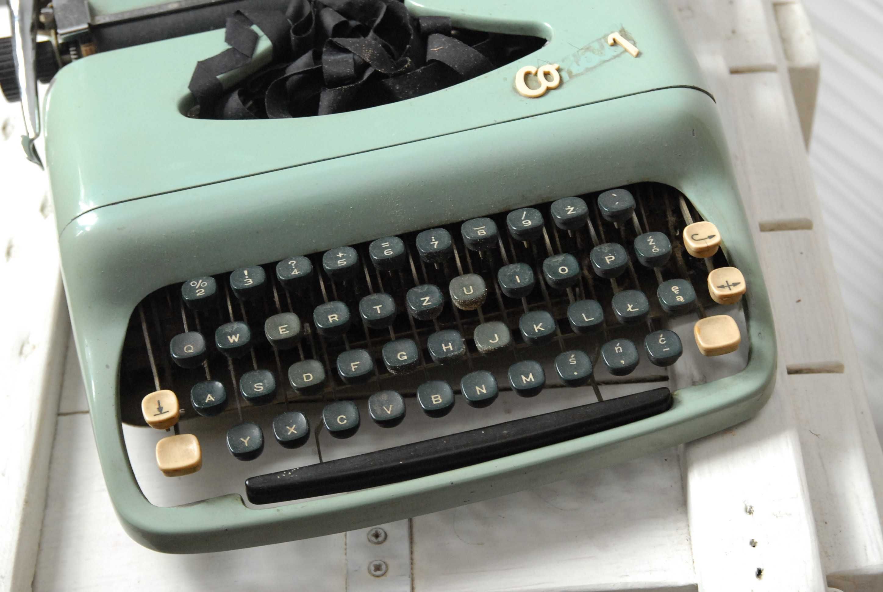 Stara mała maszyna do pisania z pokrowcem Consul