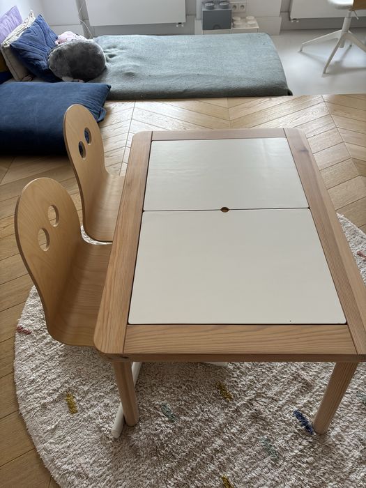 Stolik dziecięcy IKEA FLISAT z krzesłami ikea stan idealny komplet