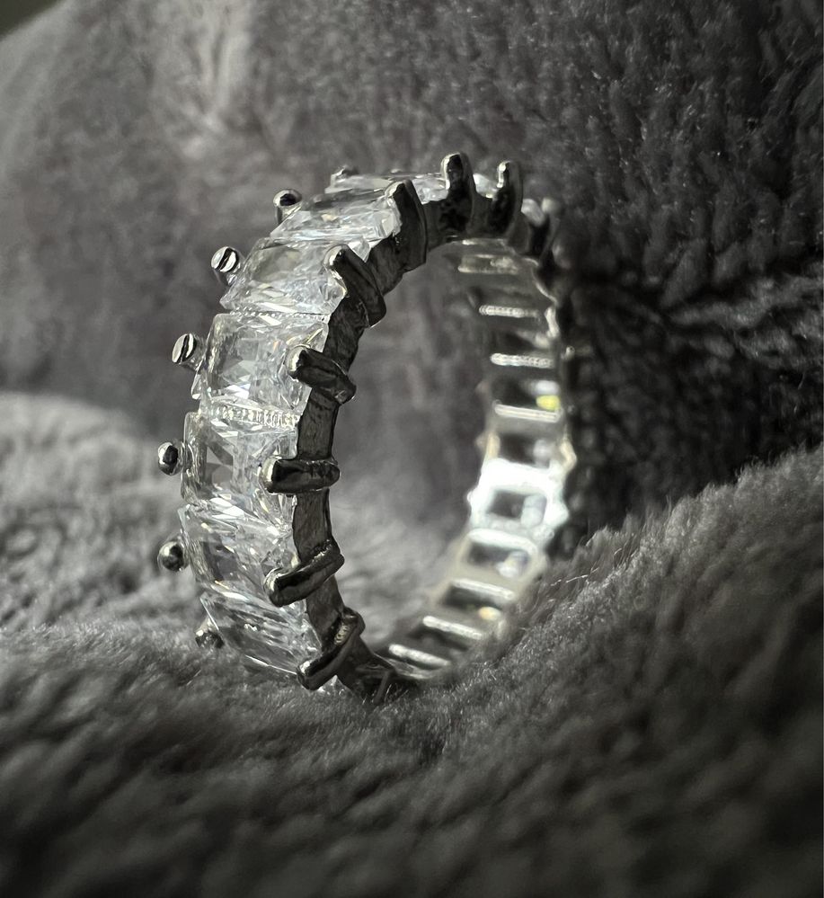 Женское кольцо циркониевое