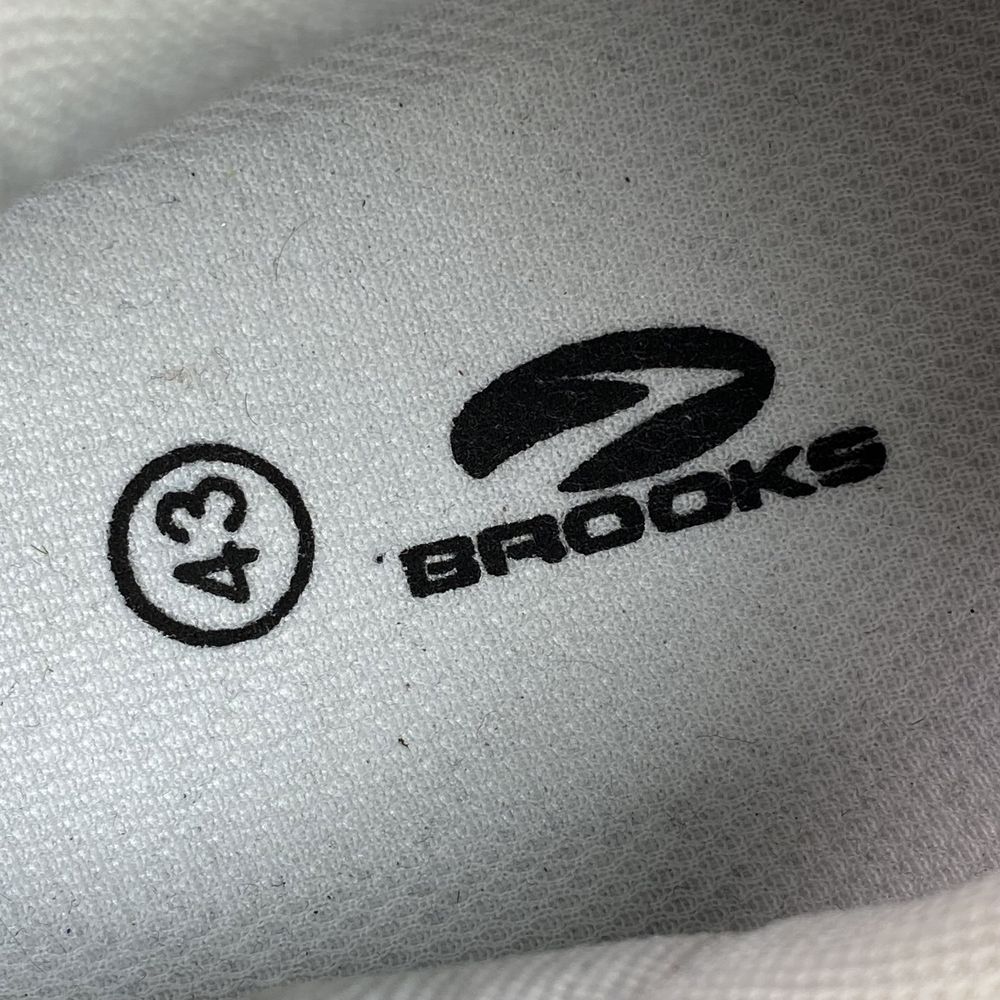 Волейбольные кроссовки Brooks