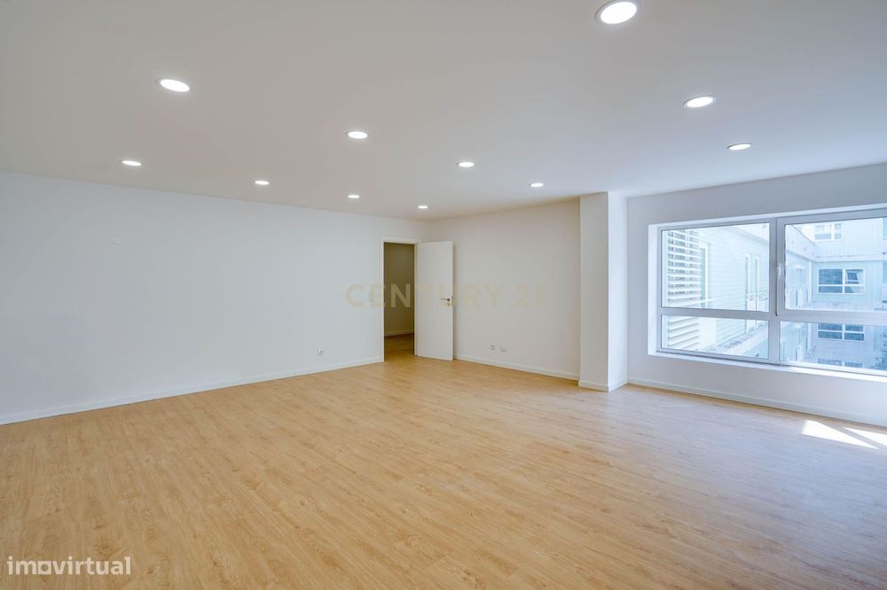 Apartamento T3 com elevador e dois lugares de estacionamento na Alta d