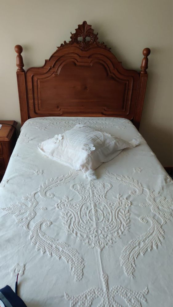 2 x Cama solteiro + 2 cadeiras + 1 mesinha cabeceira