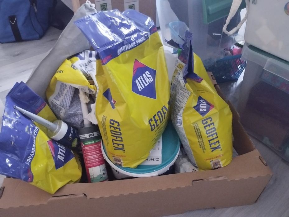 Klej do płytek 4 worki, dwa silikony i pół butelki gruntu