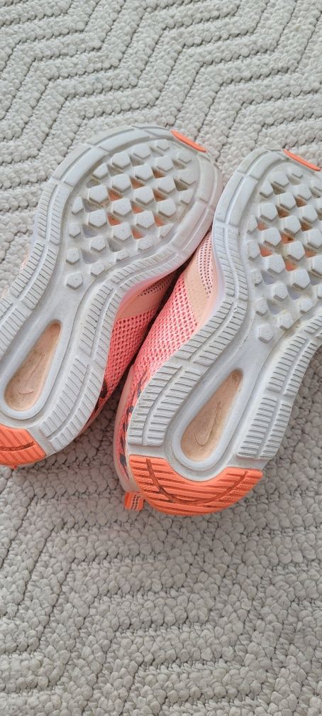 Buty do biegania bądź fitnessu