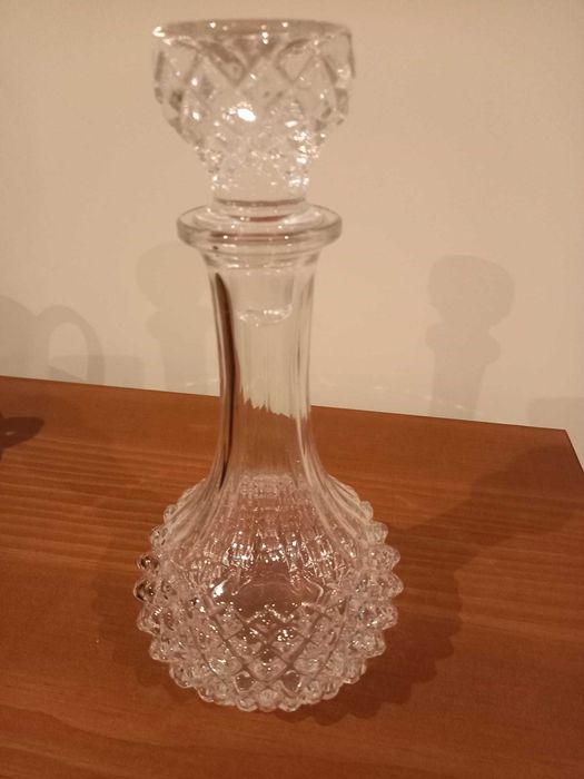 Licoreiras  antigas e caneca de mesa em cristal