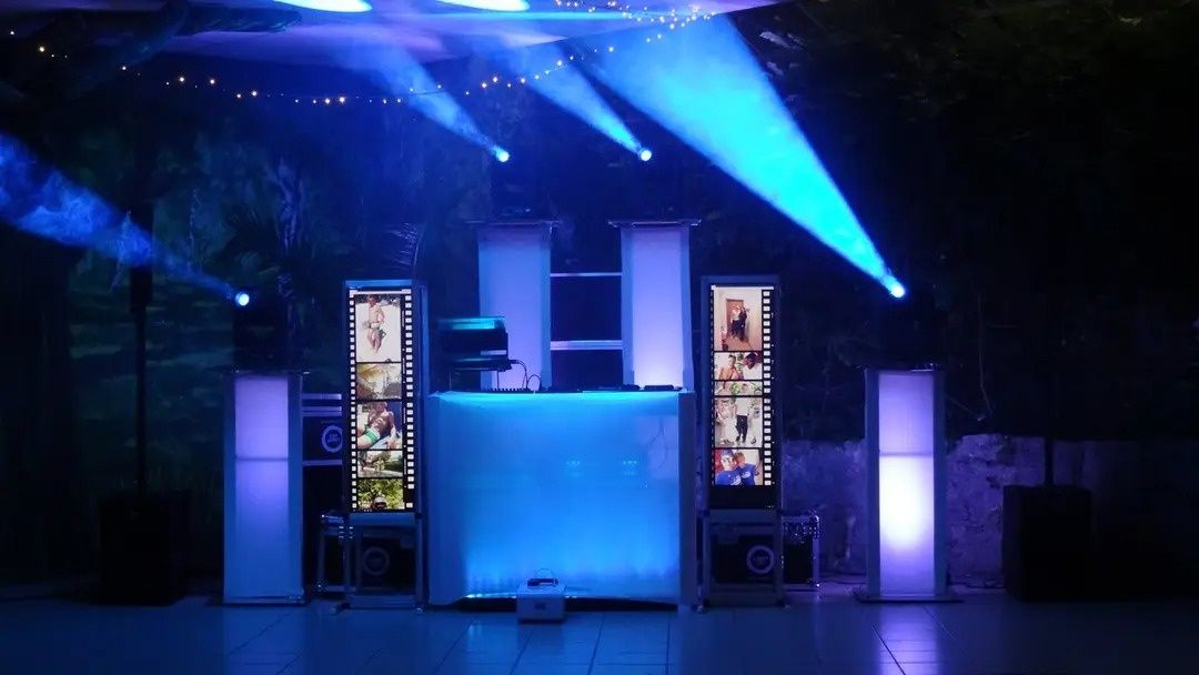 DJ Muzyka z lat 70'S 80'S 90'S Pop-Disco-Eurodance. Oświetlenie.