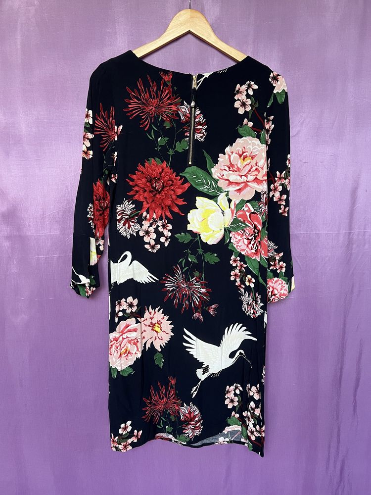 Sukienka print wzór kwiaty ptaki czarna kolorowa Kapphal S wiskoza cos