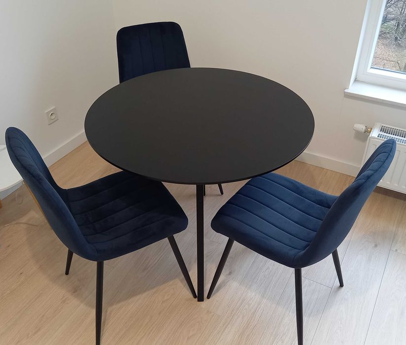 Stół okrągły z trzema krzesłami nowy komplet