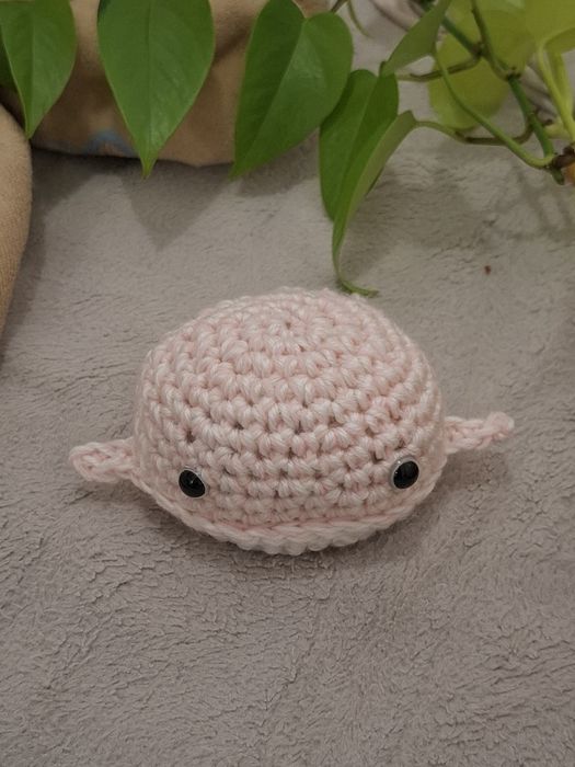 Maskotka wieloryb na szydełku