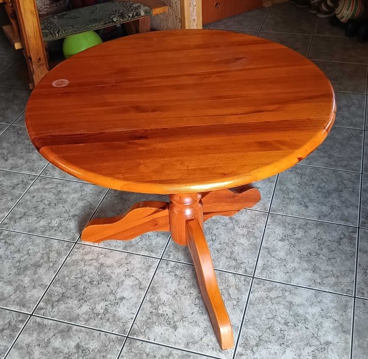 Okrągły drewniany stolik