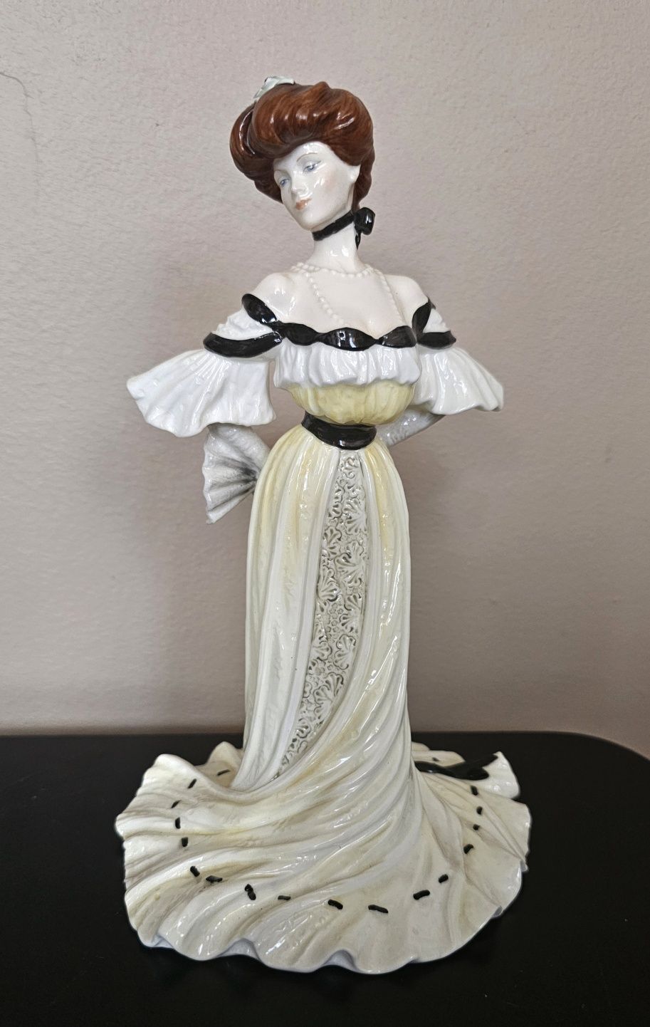Porcelanowa figurka Coalport "Alexandra At The Ball"