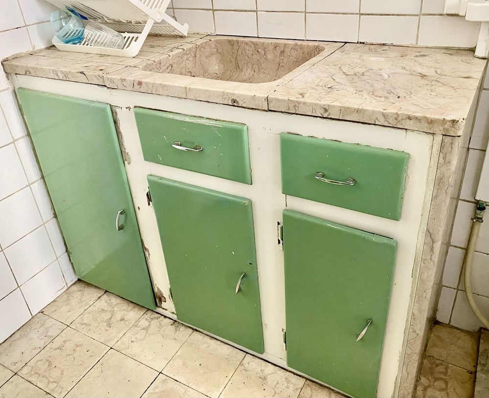 Bancada de Pedra e Armarios de Cozinha