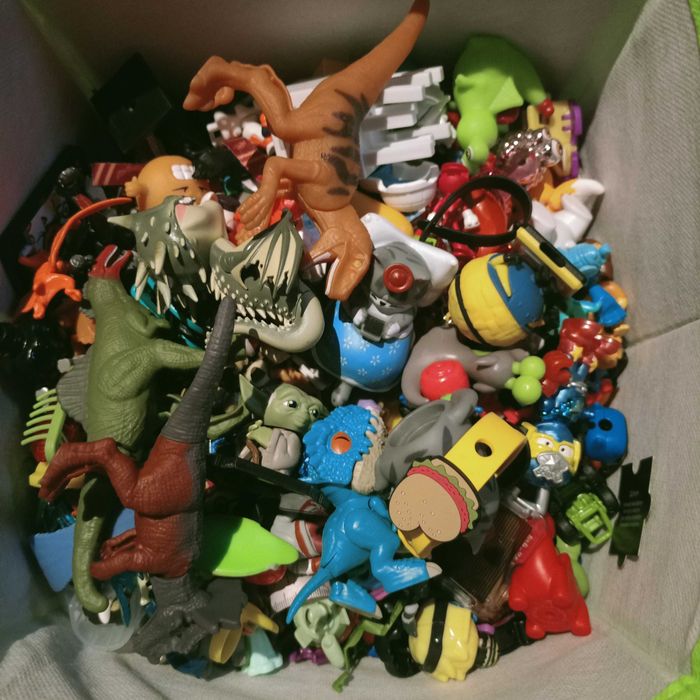 Коробка кіндерів, і фігурок