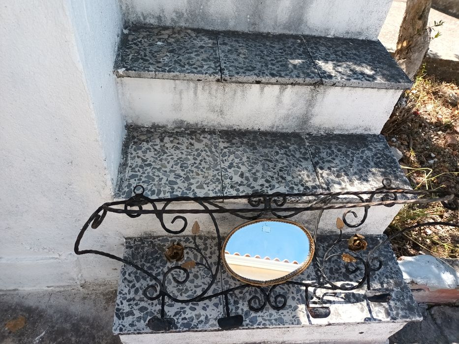 Conjunto de mesa meia lua e bengaleiro em ferro forjado vintage