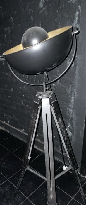 Planta Tropical Artificial + Candeeiro Tripé Industrial