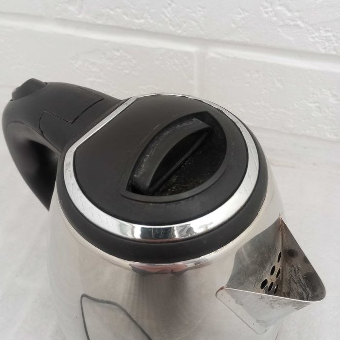 Электрочайник D&T smart 1.2 литра . Не ВЫключается !