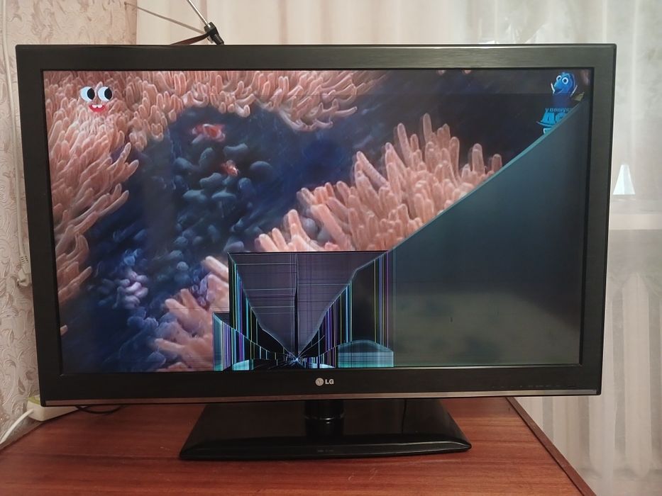 Телевізор LG LCD 42 дюйма 42CS46OT, пошкоджена матриця