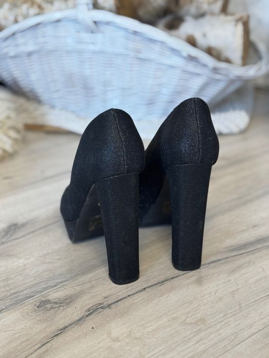 Wysokie szpilki na słupku na platformie