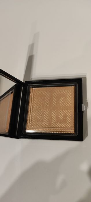 Givenchy puder rozświetlający