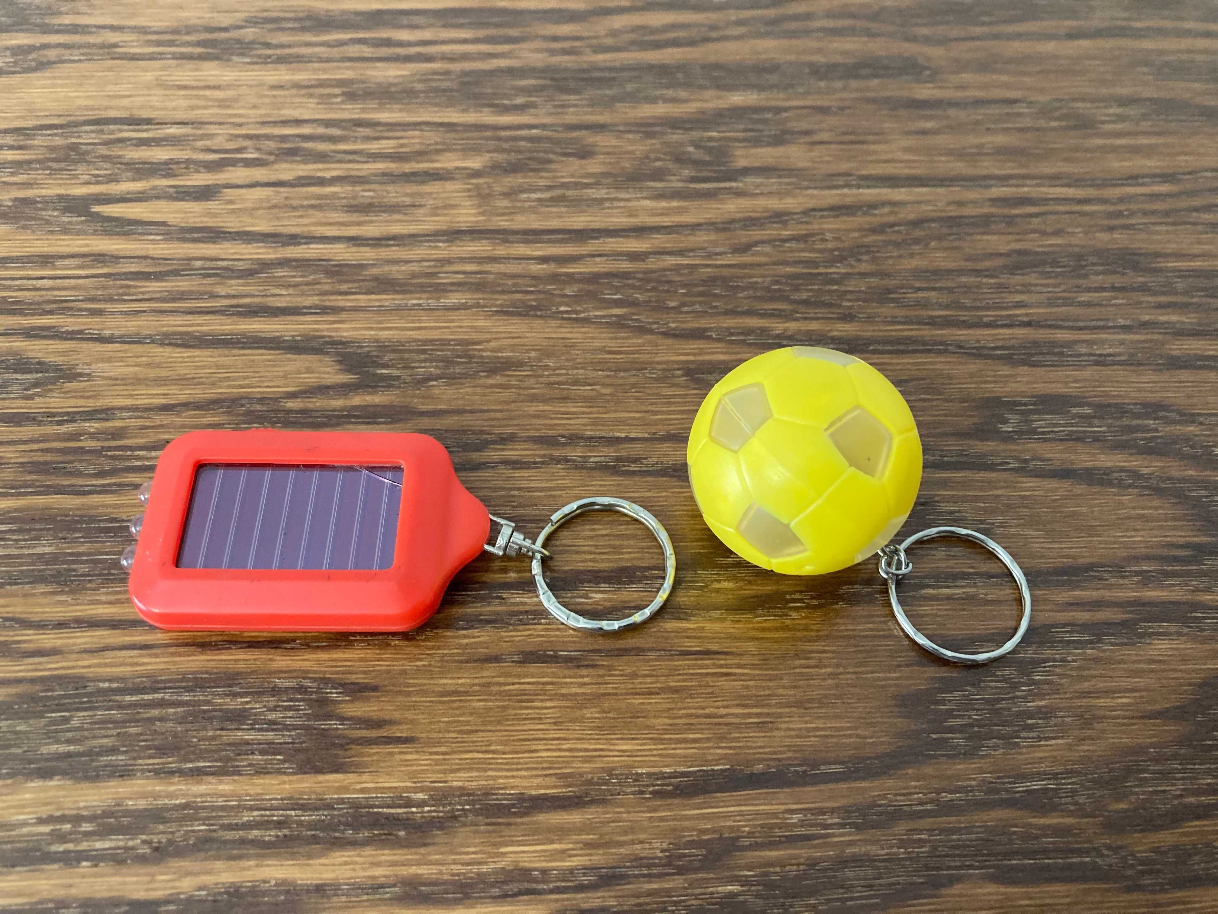 breloczki do kluczy - świecąca piłka nożna - breloczek latarka solar