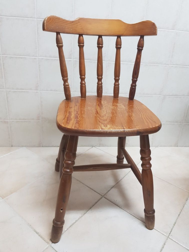 mesa e quatro cadeiras de pinho maciço