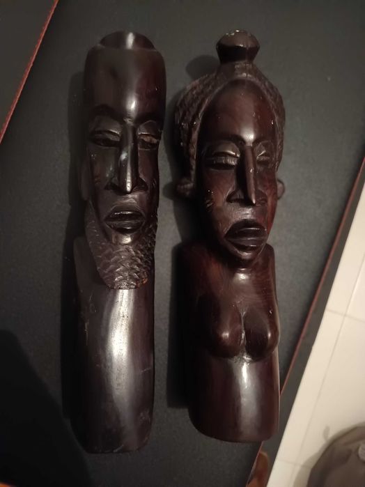 Esculturas africanas em madeira massiça