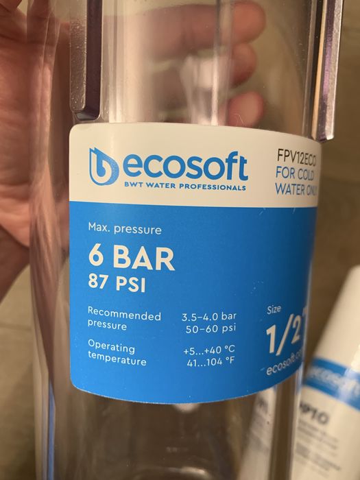 Новый бытовой фильтр для воды с картриджем в комплекте.