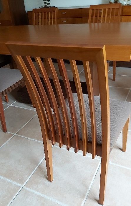 Mesa de sala de jantar com 4 cadeiras e 2 cadeirões