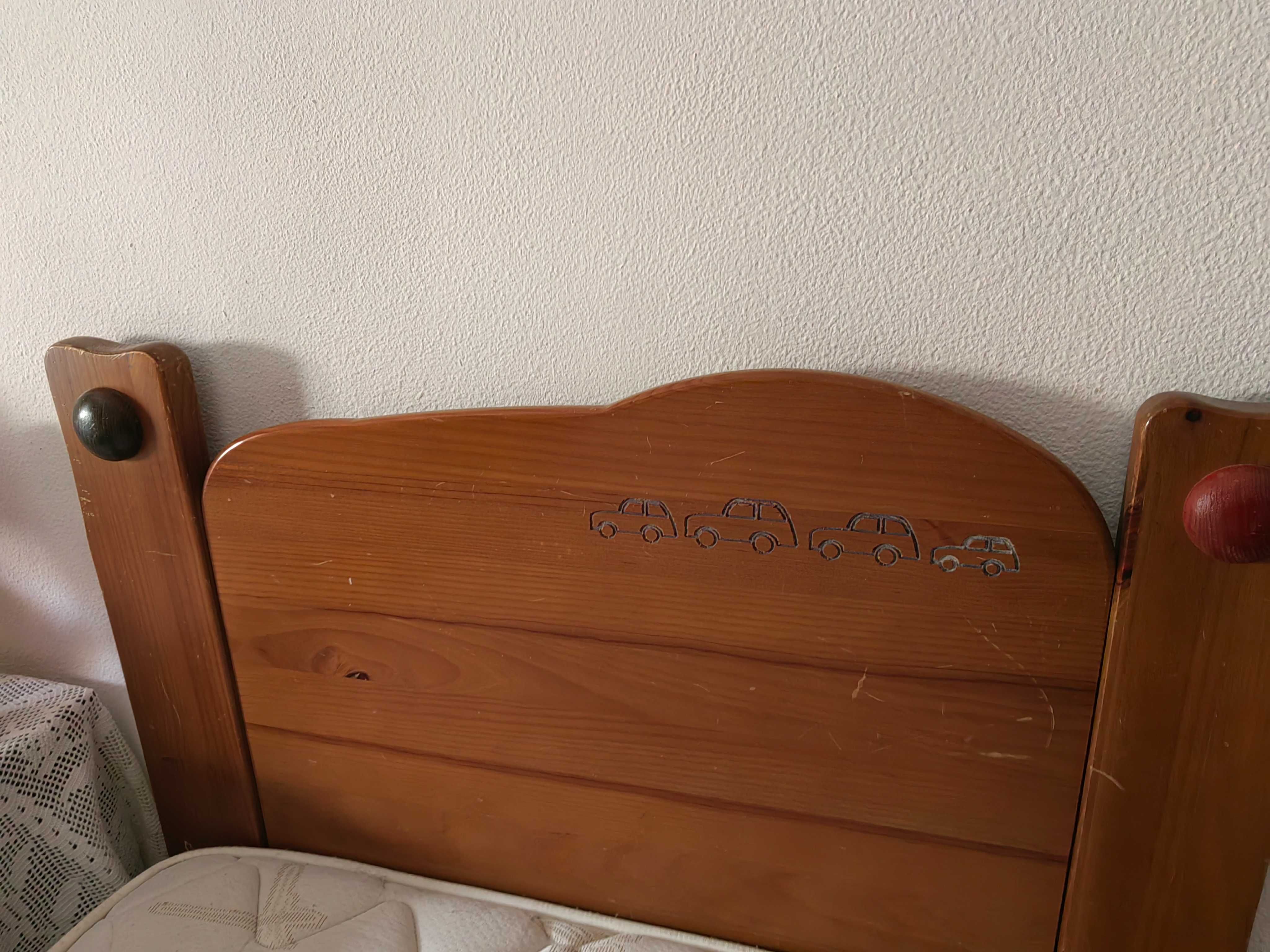 Vendo cama criança com colchão e mesinha de cabeceira em madeira