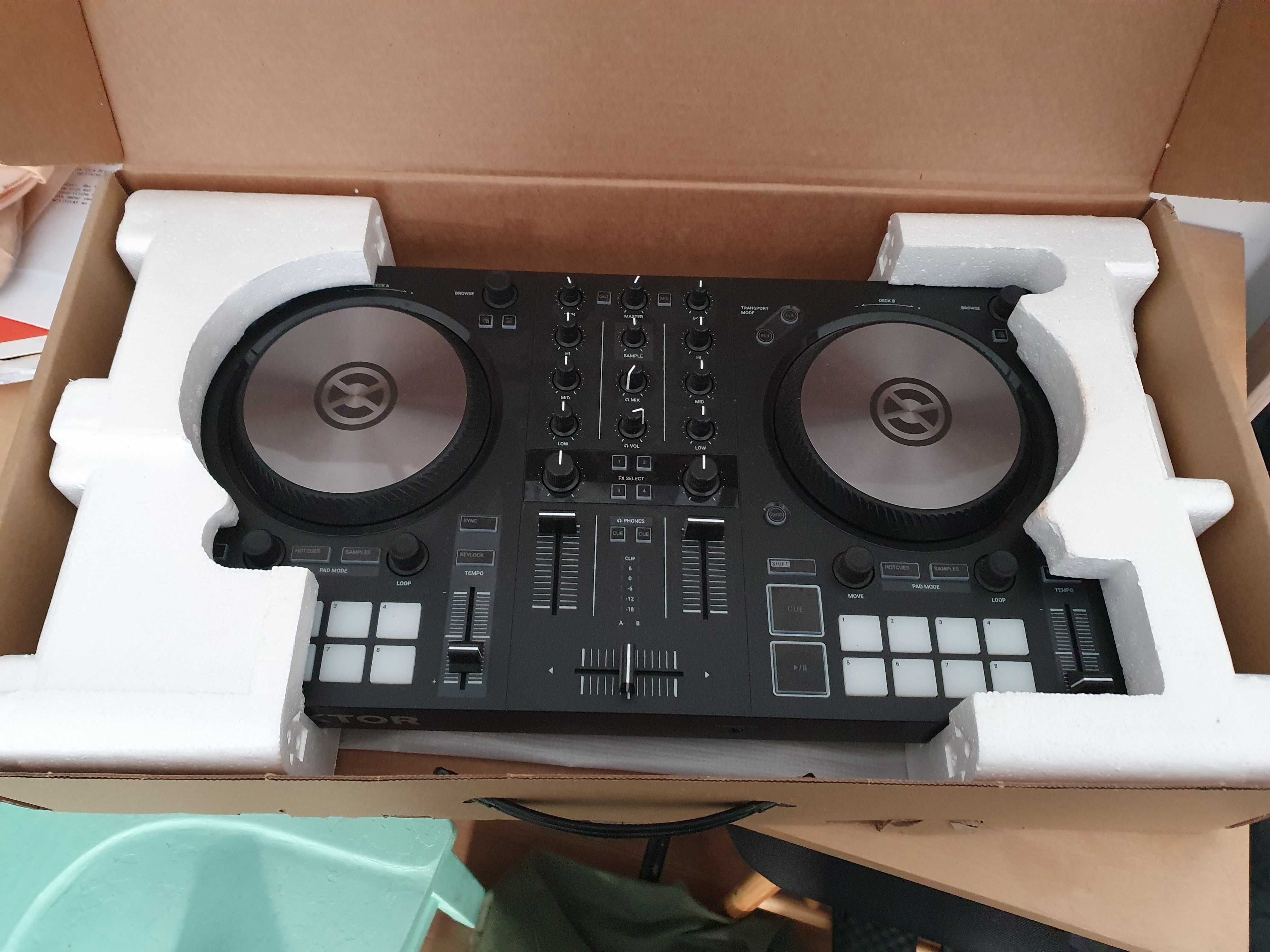 DJ Controller Native Instruments S2 MK3