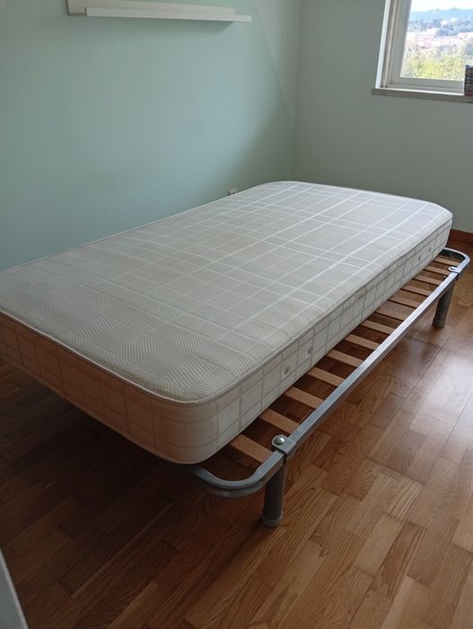 Cama estrado IKEA com colchão
