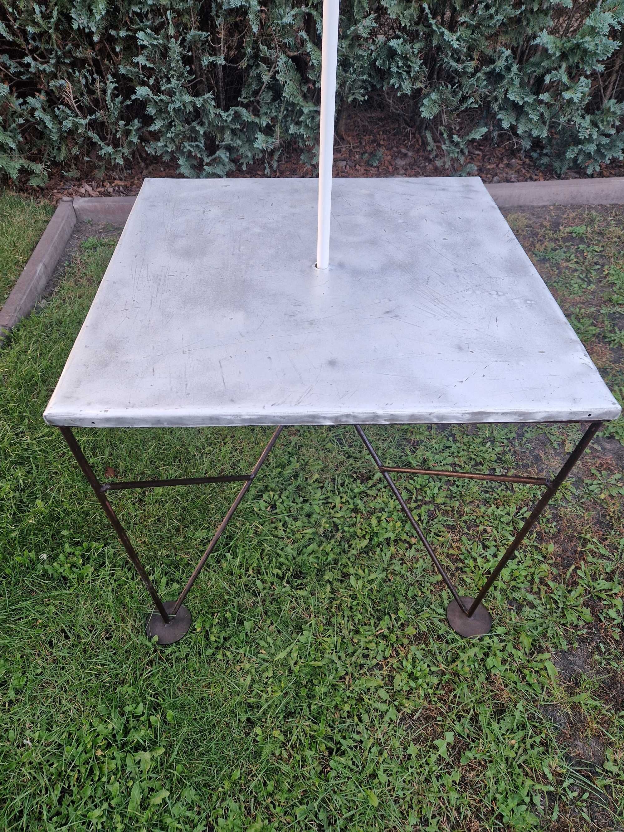 Stół ogrodowy,metalowy z blatem aluminiowym.