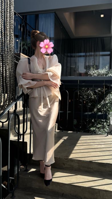 Сукня з накидкою із органзи