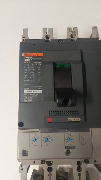 Zacisk tunelowy do wyłącznika Merlin Gerlin NS 400 - 630