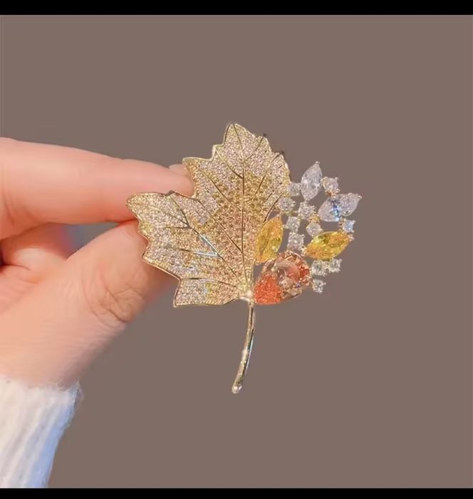 Брошь кленовый лист