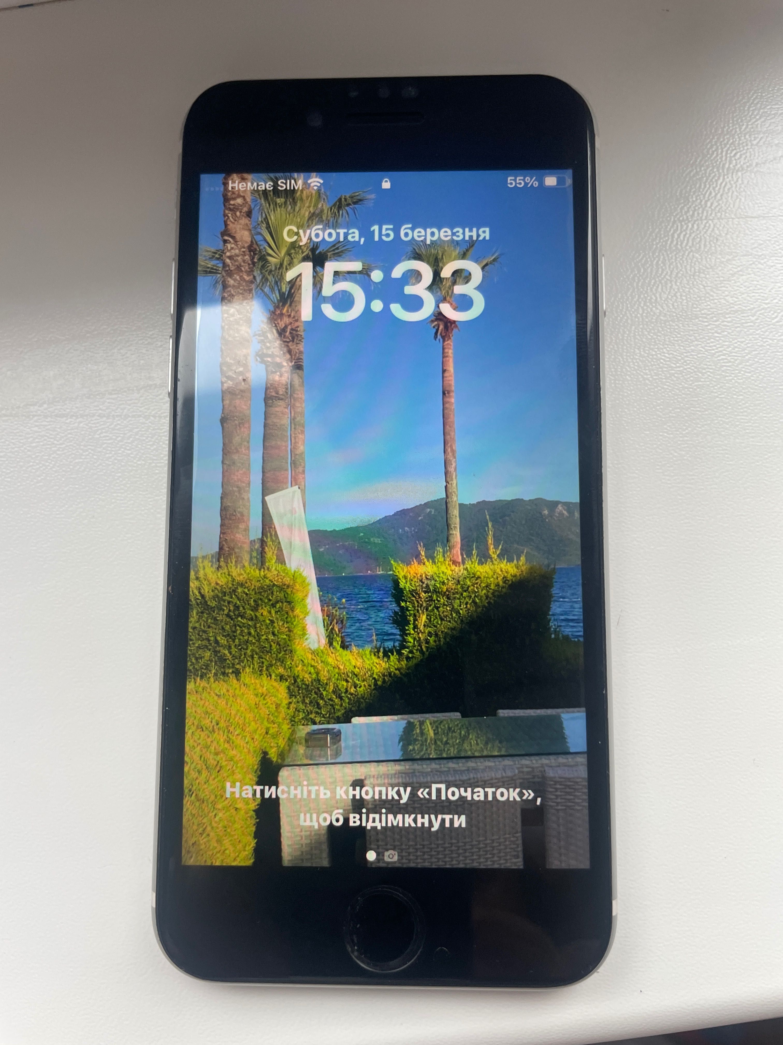 iPhone SE білого кольору Б/у памʼять 64 Гб в гарному стані ціна