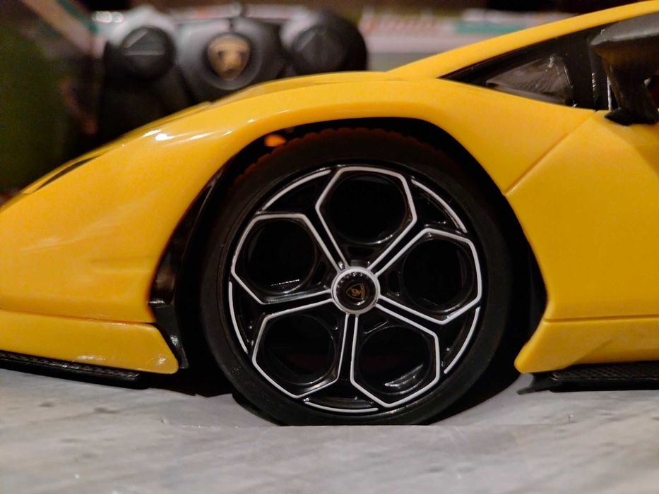 Lamborghini Countach LPI 800-4, model zdalnie sterowany, skala 1:16