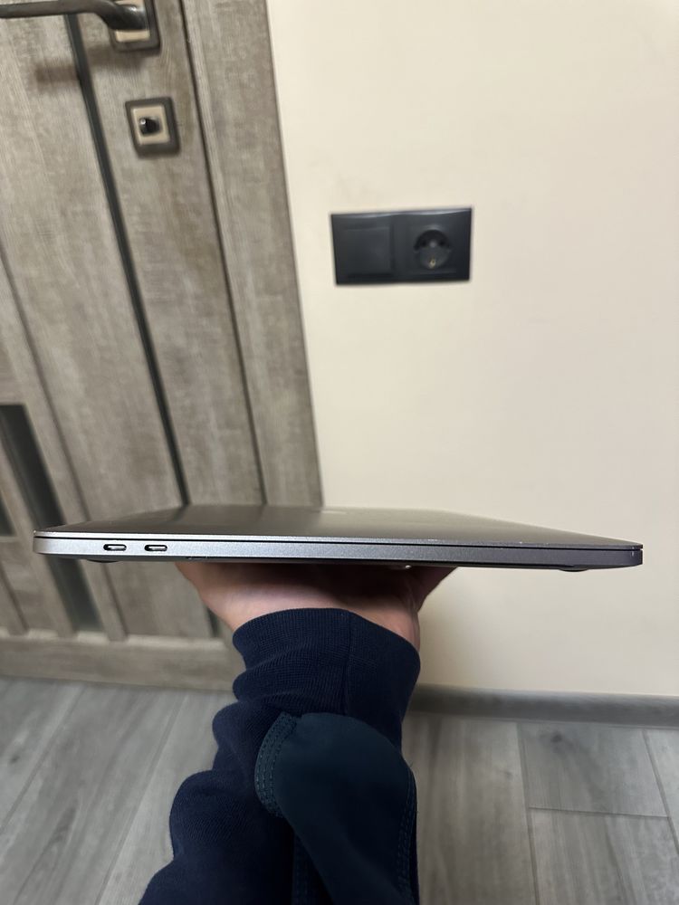 Macbook pro 15 2018 i7 2.2ghz 32/512gb amd pro 555x 4gb