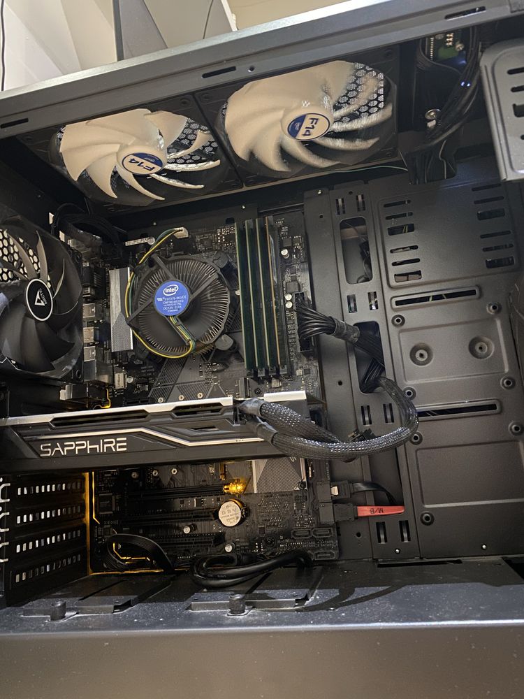 Pc i5-9400f, 16GB RAM, RX580 8GB, SSD 120GB,HDD 1TB